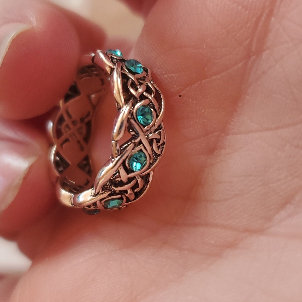 Gorgeous Vintage Wolf Green Stone Rings - Picture 2 of 5